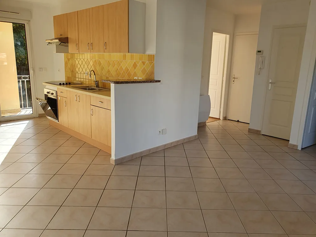 Kitchen - 2-Bed Flat with Balcony in Bures-sur-Yvette