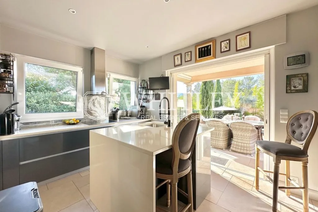 Kitchen - Luxury Villa with Pool in Saint-Raphaël
