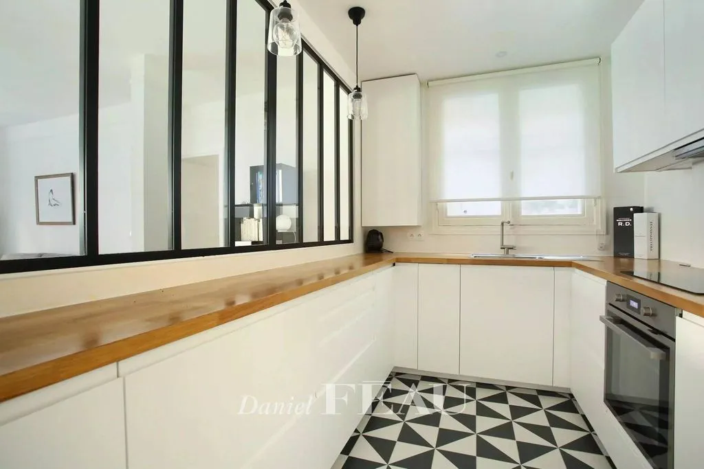 Kitchen - Art-Deco Apartment with Fireplace in Paris