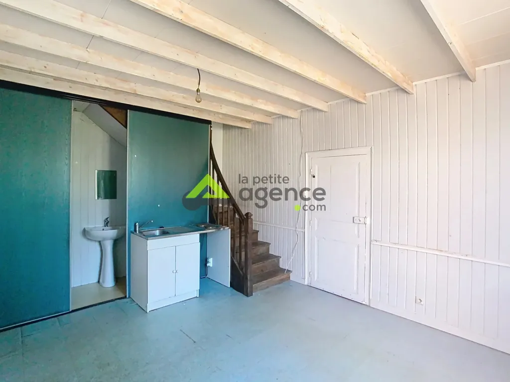 Garage - Ensemble Immobilier à Rénover avec Terrasse à Aubusson
