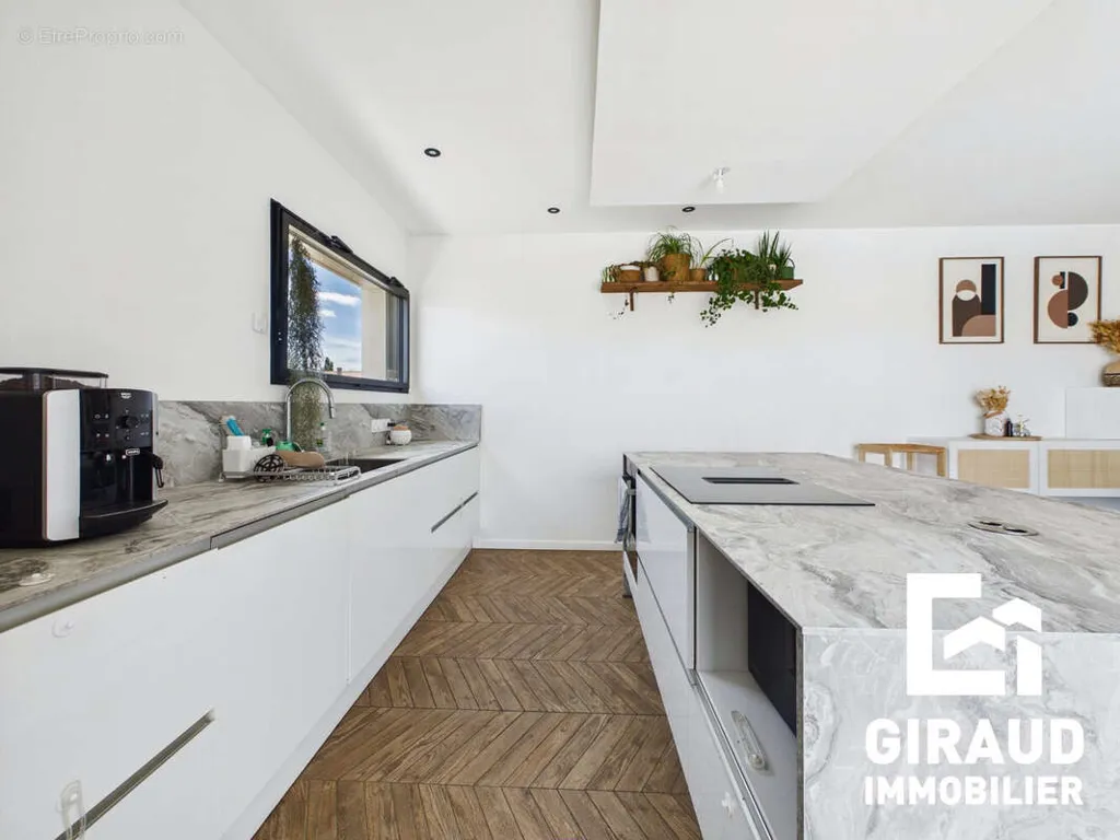 Cuisine - Maison Moderne avec Piscine à Saint-Vincent-Sterlanges