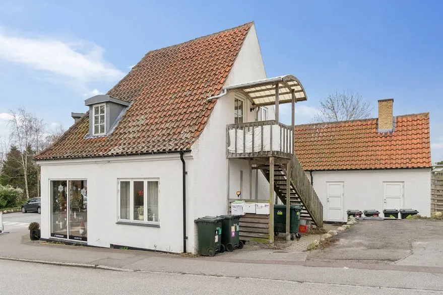 Välivaade - Investment Property with Shops in Kr. Hyllinge