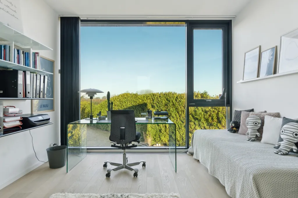 Bureau - Modern Villa with City View in Næstved