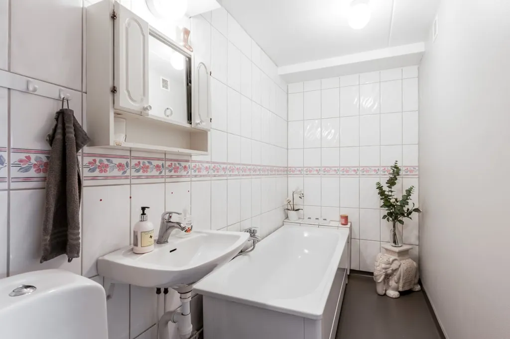 Vannitoad - Two-Storey Villa with Garden in Hovsta