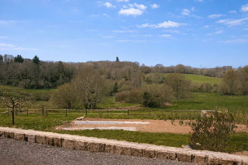 Jardin - Villa avec Vue Panoramique et Grand Balcon en Creuse