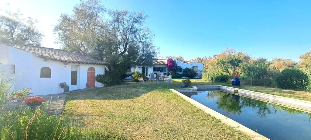 Bassein - Charming Waterfront Property with Pool in Saintes Maries de la Mer