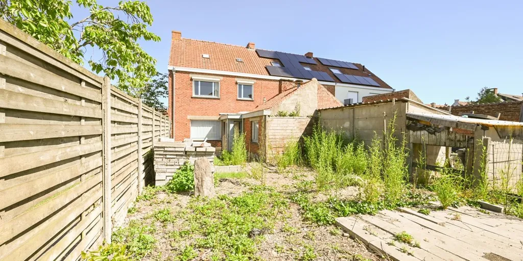Giardino - Corner House to Renovate in Izegem