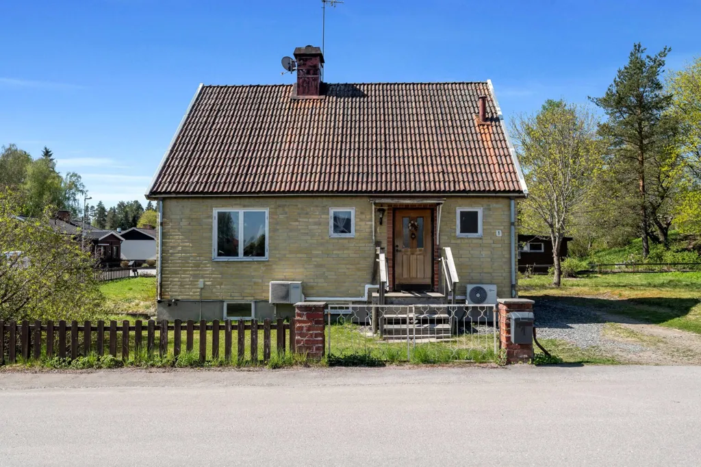 Extérieur - 1.5-Storey Villa with Corner Plot in Gimo