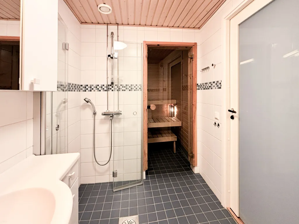 Salles de bain - Spacious Two-Bedroom Apartment with Sauna in Espoo