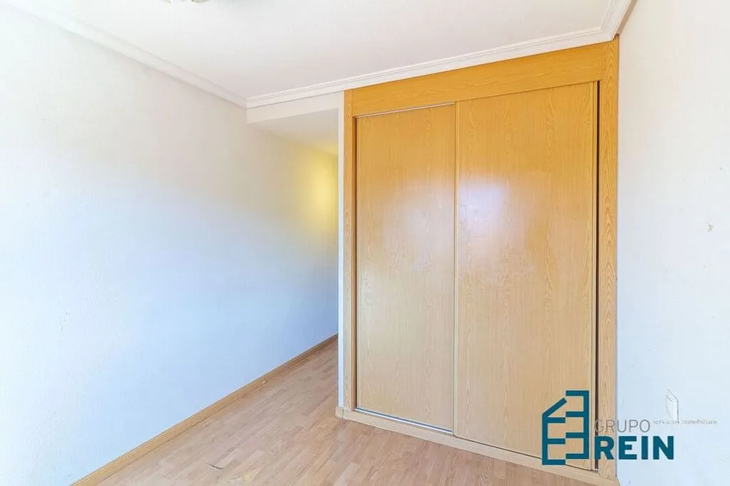 Rooms - 3-Bedroom Apartment with Garage in Recas