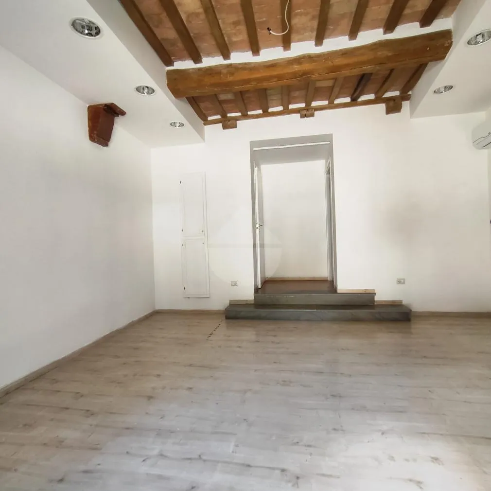 Pièces - Commercial Unit with Street Frontage in Gubbio Centre