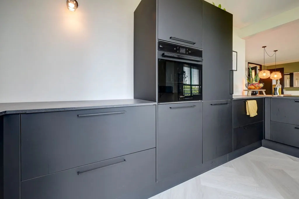 Cucina - Modernised 3-Bedroom Apartment with Balcony in Westerpark