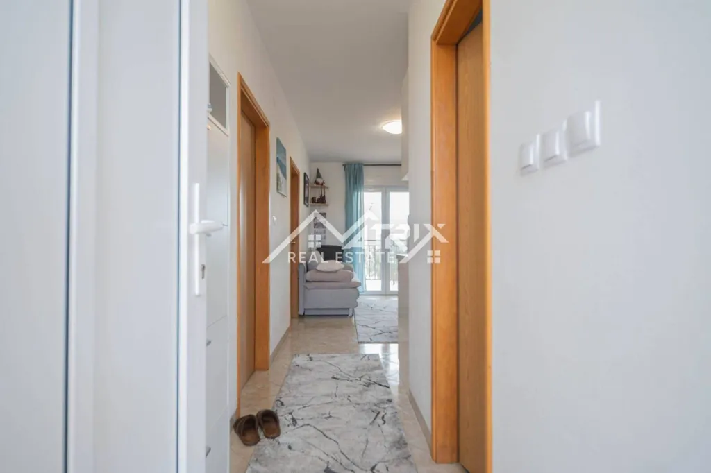 Esik - Apartment with Sea View in Ližnjan
