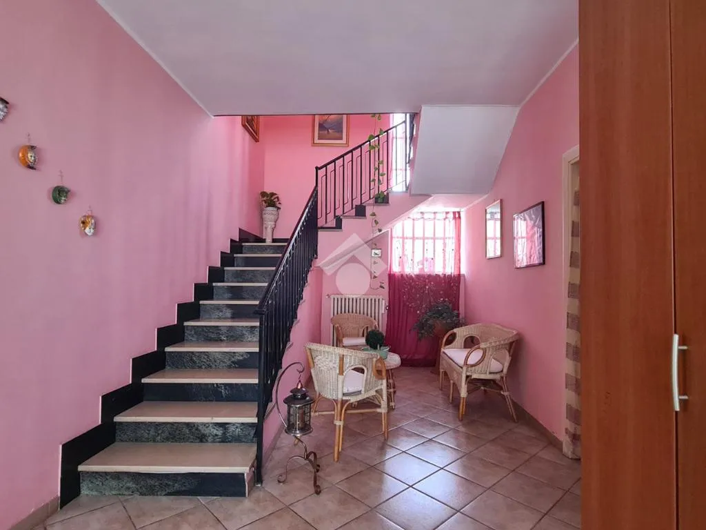 Pièces - Semi-Detached House with Courtyard in Bra