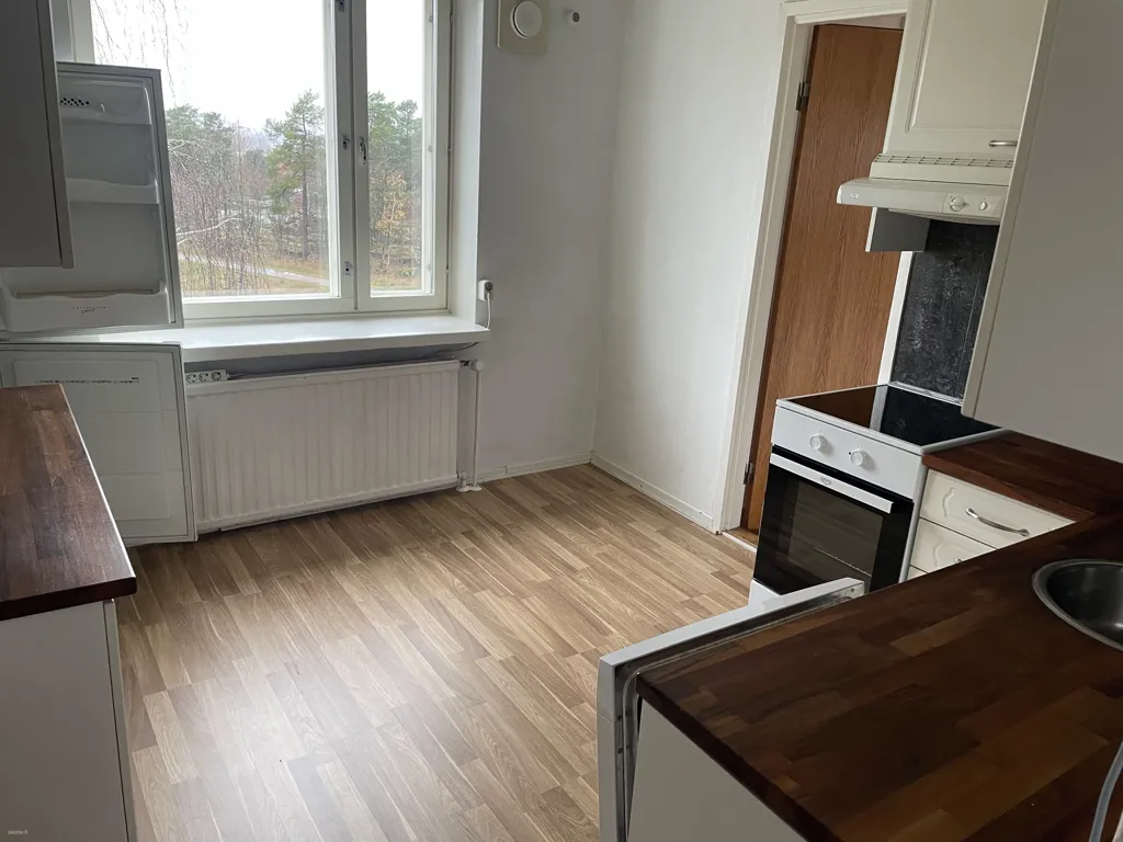 Kitchen - Apartment with Balcony in Lauttasaari, Helsinki