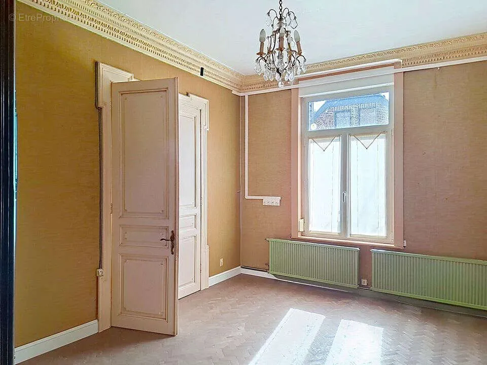 Pièces - Propriété de Caractère avec Jardin à Crespin