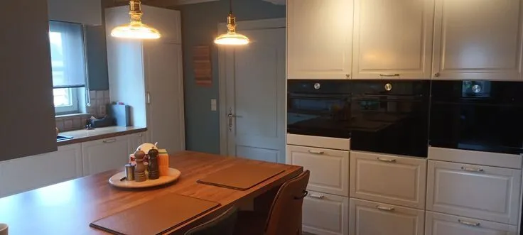 Cuisine - Villa Spacieuse avec Jardin dans un Quartier Résidentiel