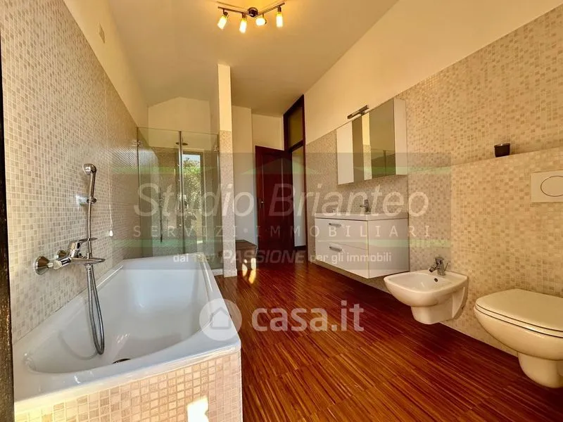 Bathrooms - Bifamiliar Villa with Garden in Verano Brianza