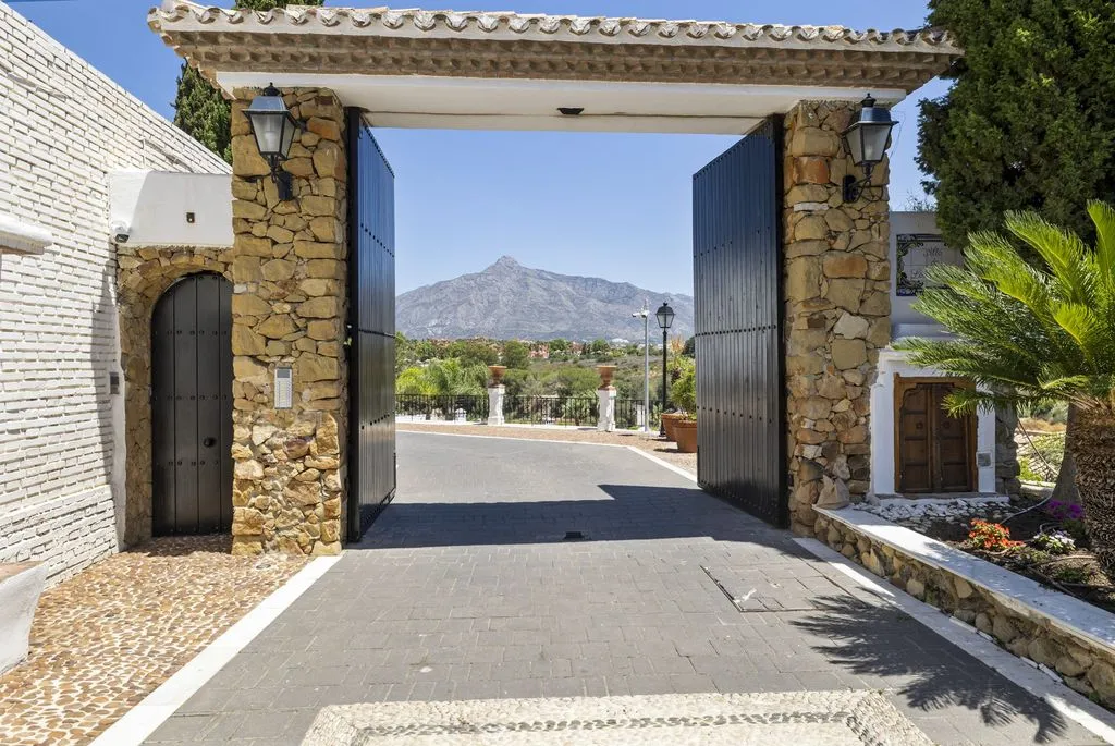 Exterior - Luxury Townhouse with Pool in Marbella