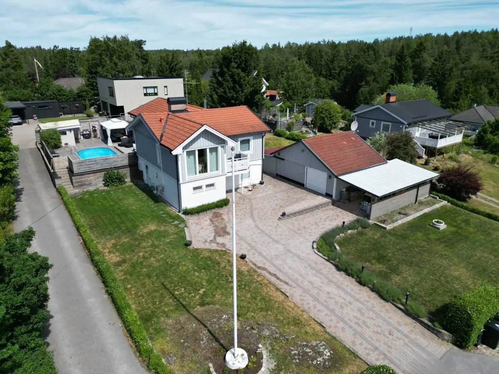 Vue aérienne - Villa with Pool in Tullinge