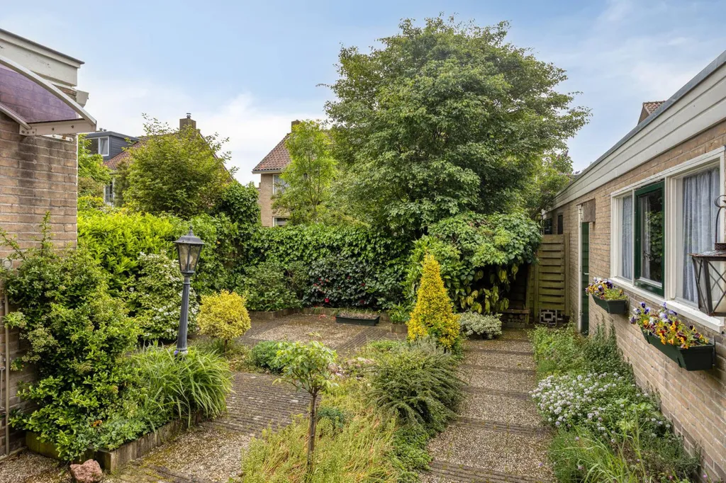 Jardin - Two-Storey House with Garage in Zwolle