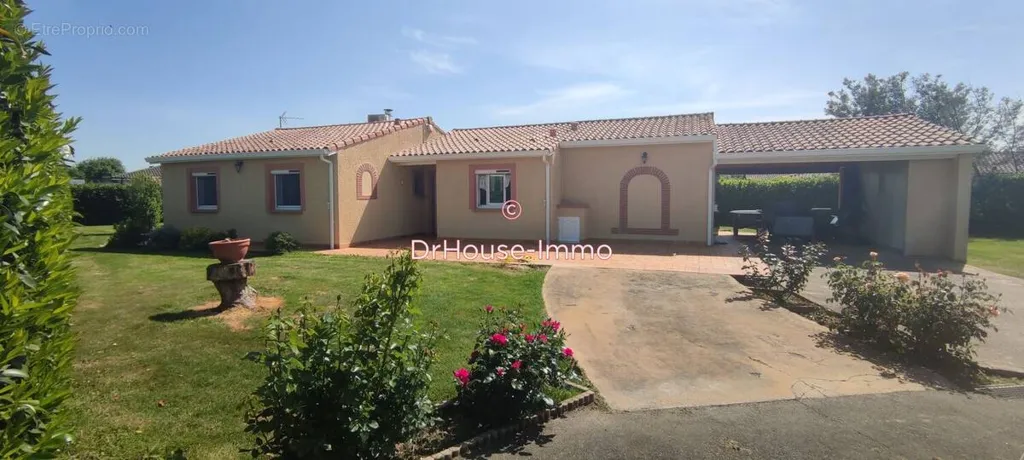 Exterior - Villa with Pool and Garden in Longages