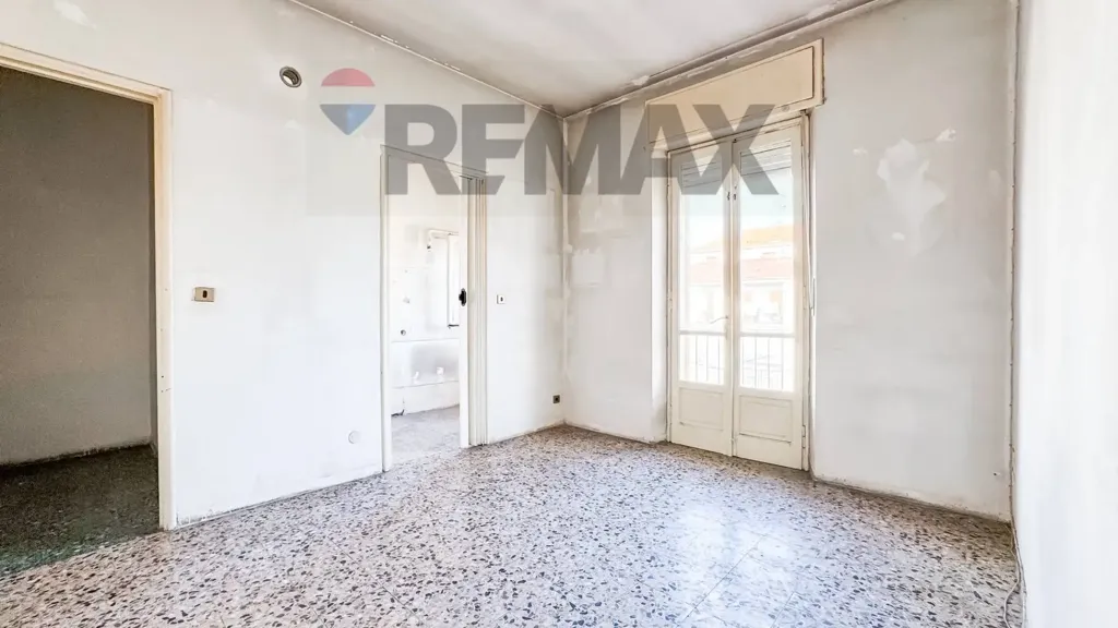 Rooms - 2-Bedroom Apartment for Renovation in Vercelli