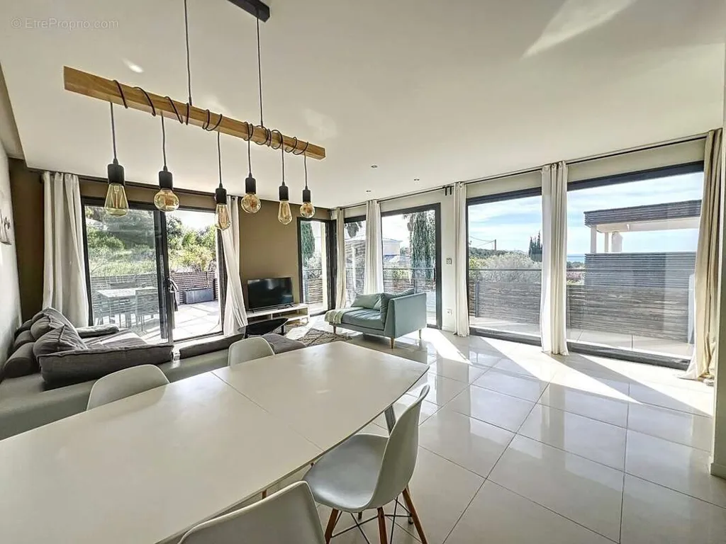 Salle à manger - Maison avec Piscine et Vue Mer à Bandol
