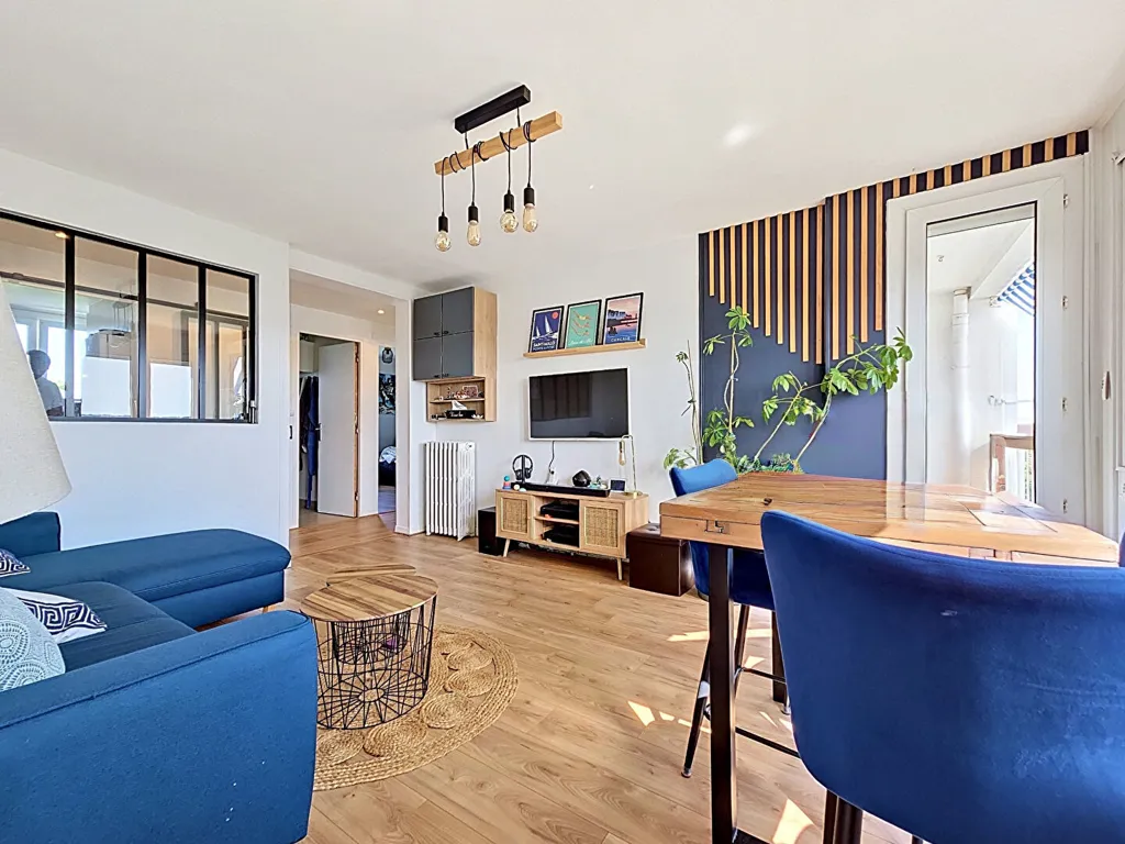 Séjour - Appartement Rénové avec Balcon à Rueil Malmaison