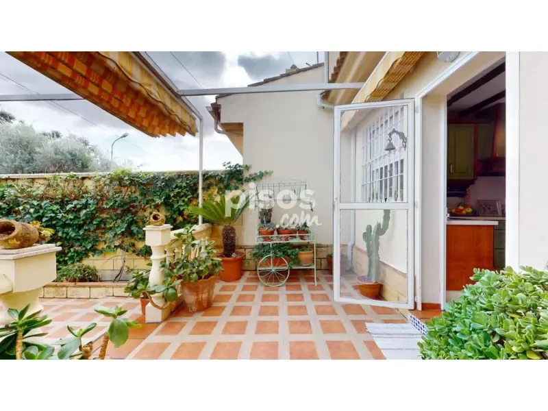 Terrasse - Two-Storey House with Solar Panels in Majaneque