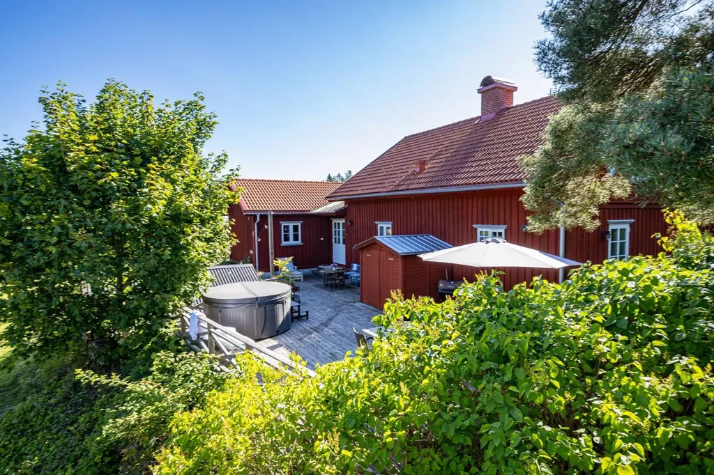 Aed - Charming Farmhouse with Stables in Västra Sund