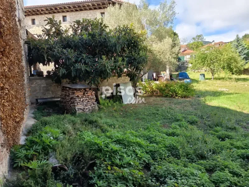 Garden - Palatial House with Garden in Larumbe