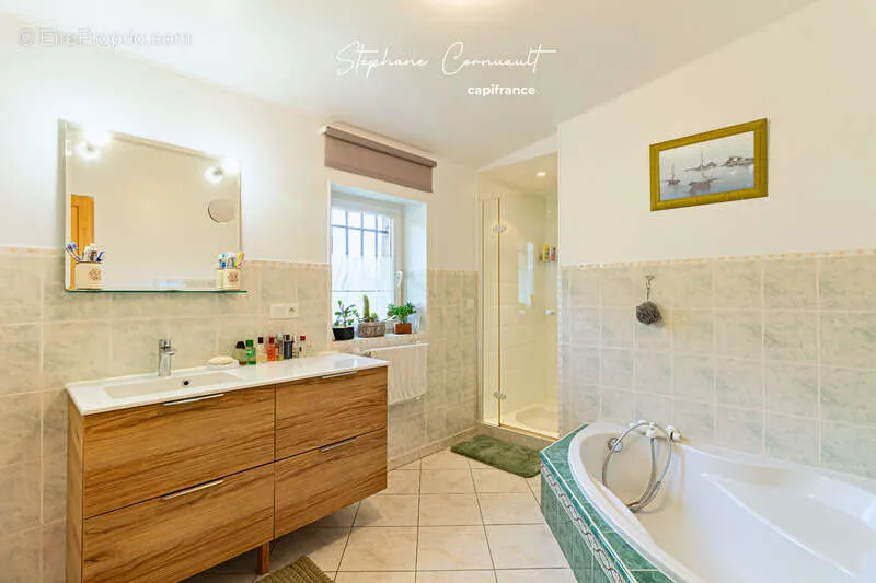 Salles de bain - Ensemble de Maisons avec Piscine dans un Hameau Paisible