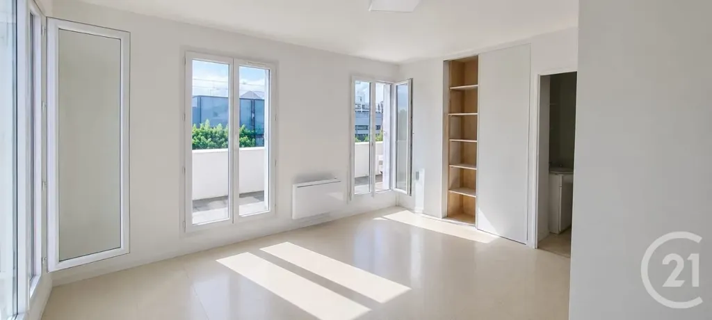 Toad - Studio with South-Facing Terrace in Aubervilliers