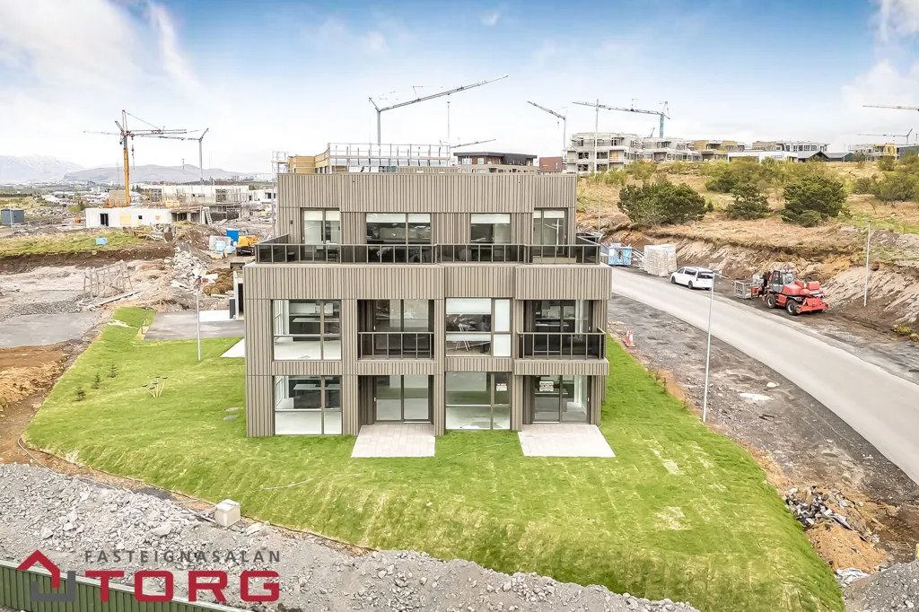 Välivaade - Modern Apartment with Balcony in Hnðraholt