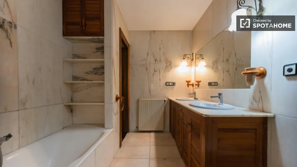 Vannitoad - Shared Room with Amenities in La Roqueta, Valencia