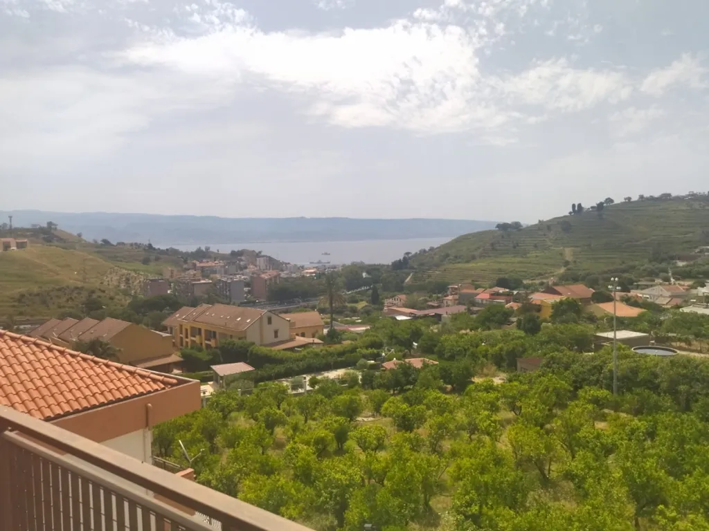 Rõdu - 3-Bedroom Apartment with Balcony in Messina