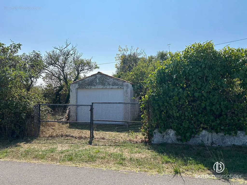 Aed - Rustic Longère with Garden in Soullans