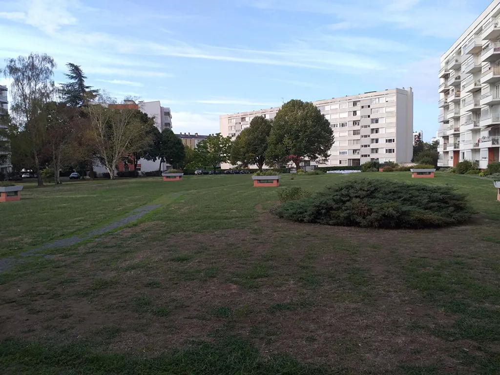 Aed - Renovated Flat with Garden View in Angers