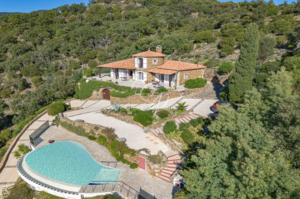 Vue aérienne - Villa avec vue mer panoramique près de la plage