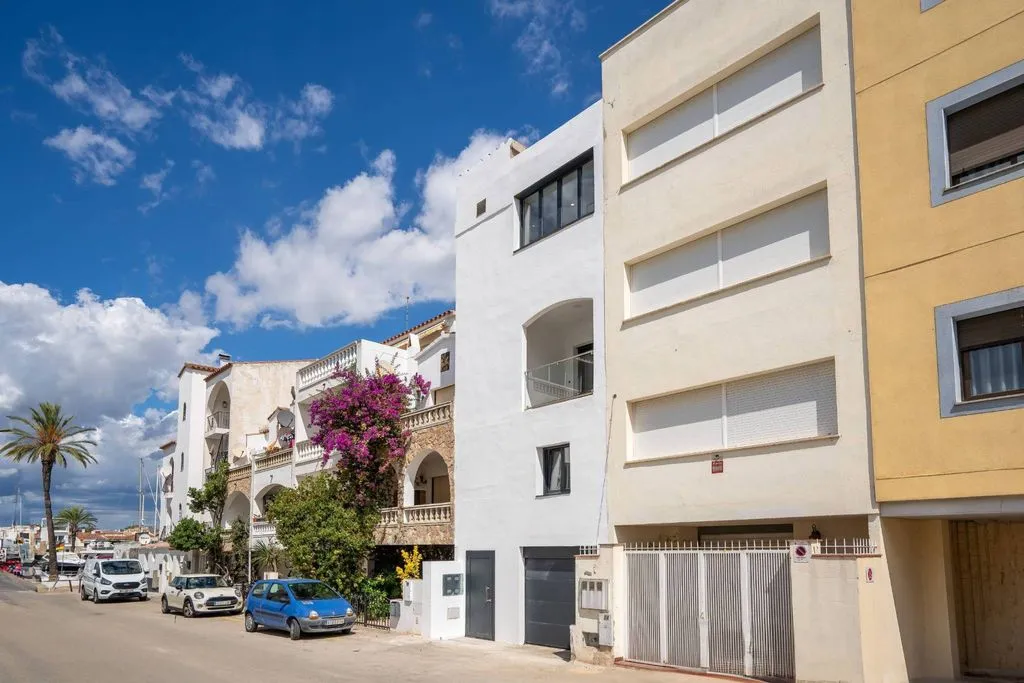Exterior - Luxury Apartment with Marina Access in Empuriabrava