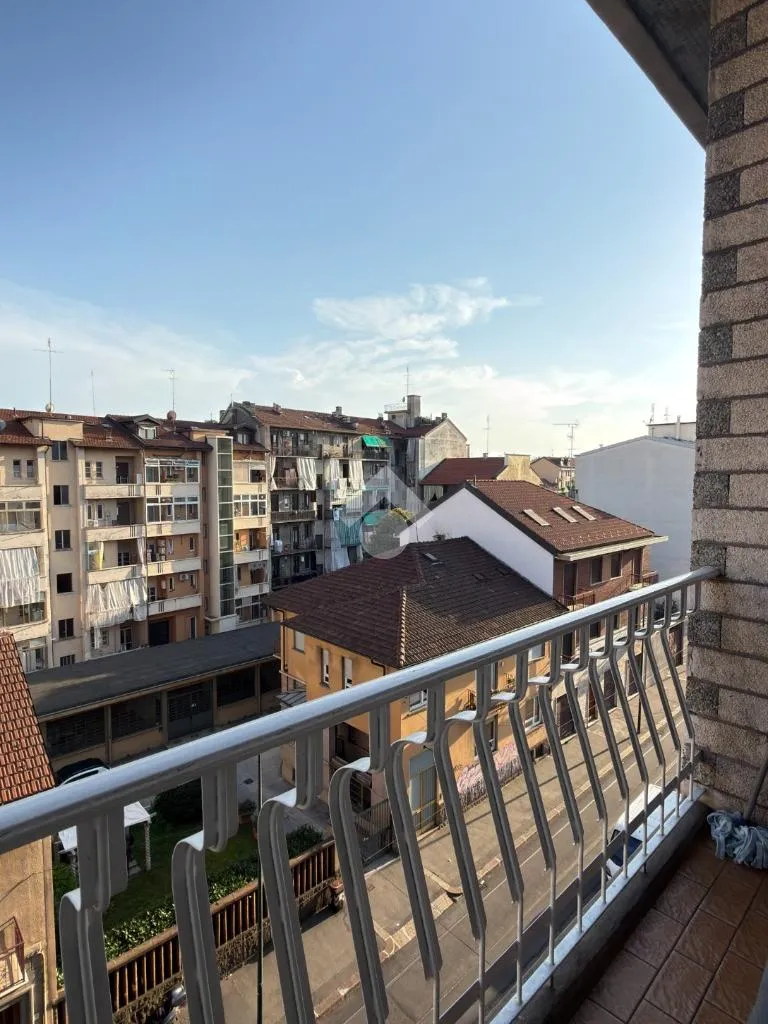 Rõdu - Fully Rented Flat with Balcony in Torino