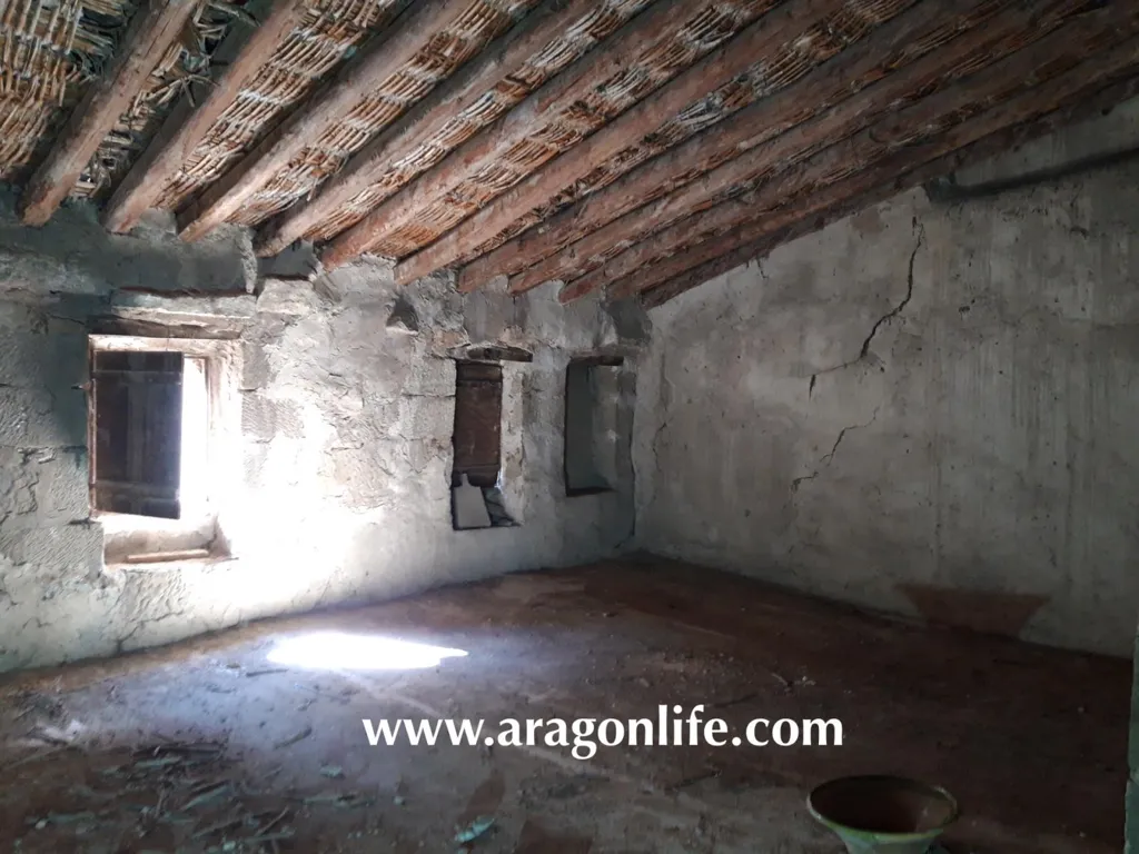 Toad - Historic House in Maella with River View