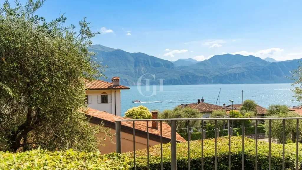 Terrass - Villa with Private Terraced Garden in Brenzone