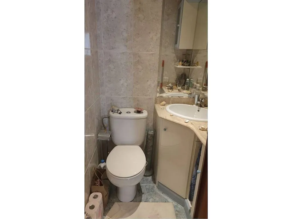 Salles de bain - 3-Bedroom Flat with Balcony in West