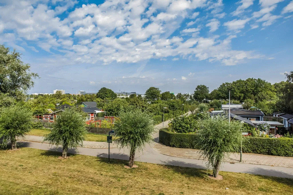Aed - Two-Bedroom Apartment with Balcony in Södertorp