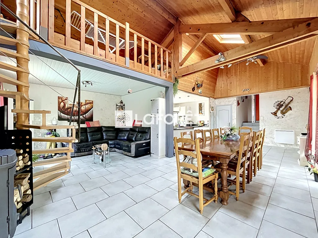 Salle à manger - Maison avec Piscine et Panneaux Solaires à Meillonnas