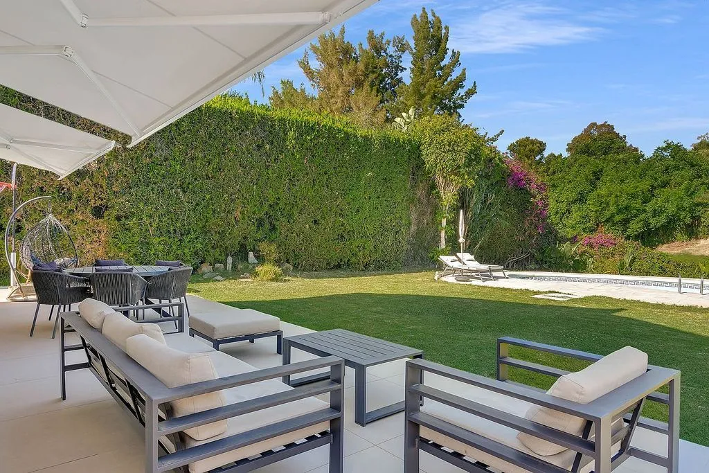 Pool - Modern Villa with Pool and Terrace in Guadalmina
