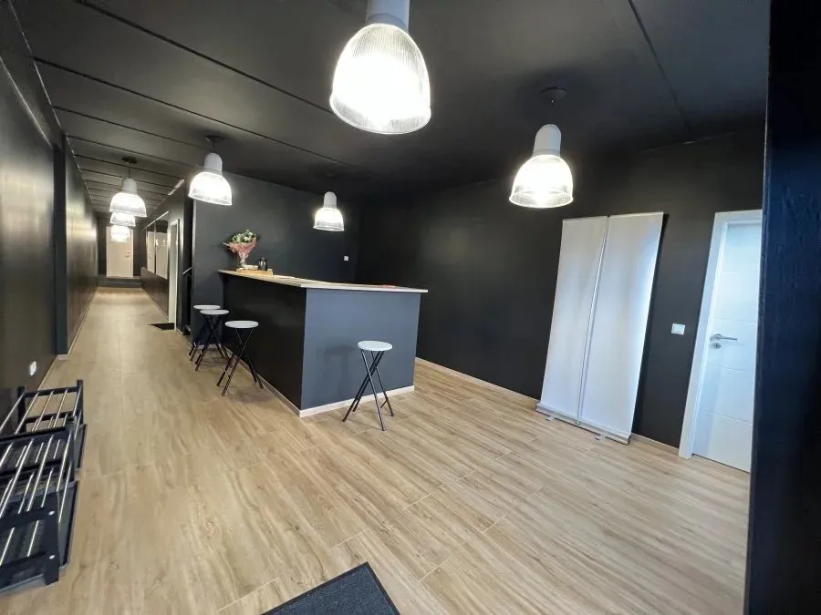 Entrée - Local Commercial avec Studios de Danse à Steinsel