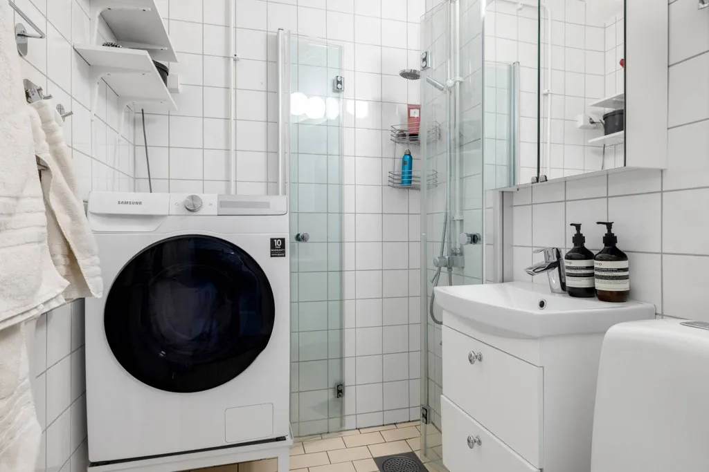Bathrooms - Renovated Flat with Garden in Främre Luthagen